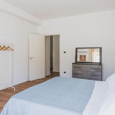 Apartment Ibiscus With Terrace By Wonderful Italy