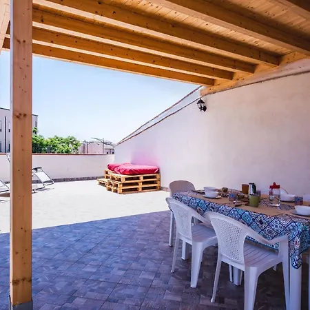 Apartment Ibiscus With Terrace By Wonderful Italy